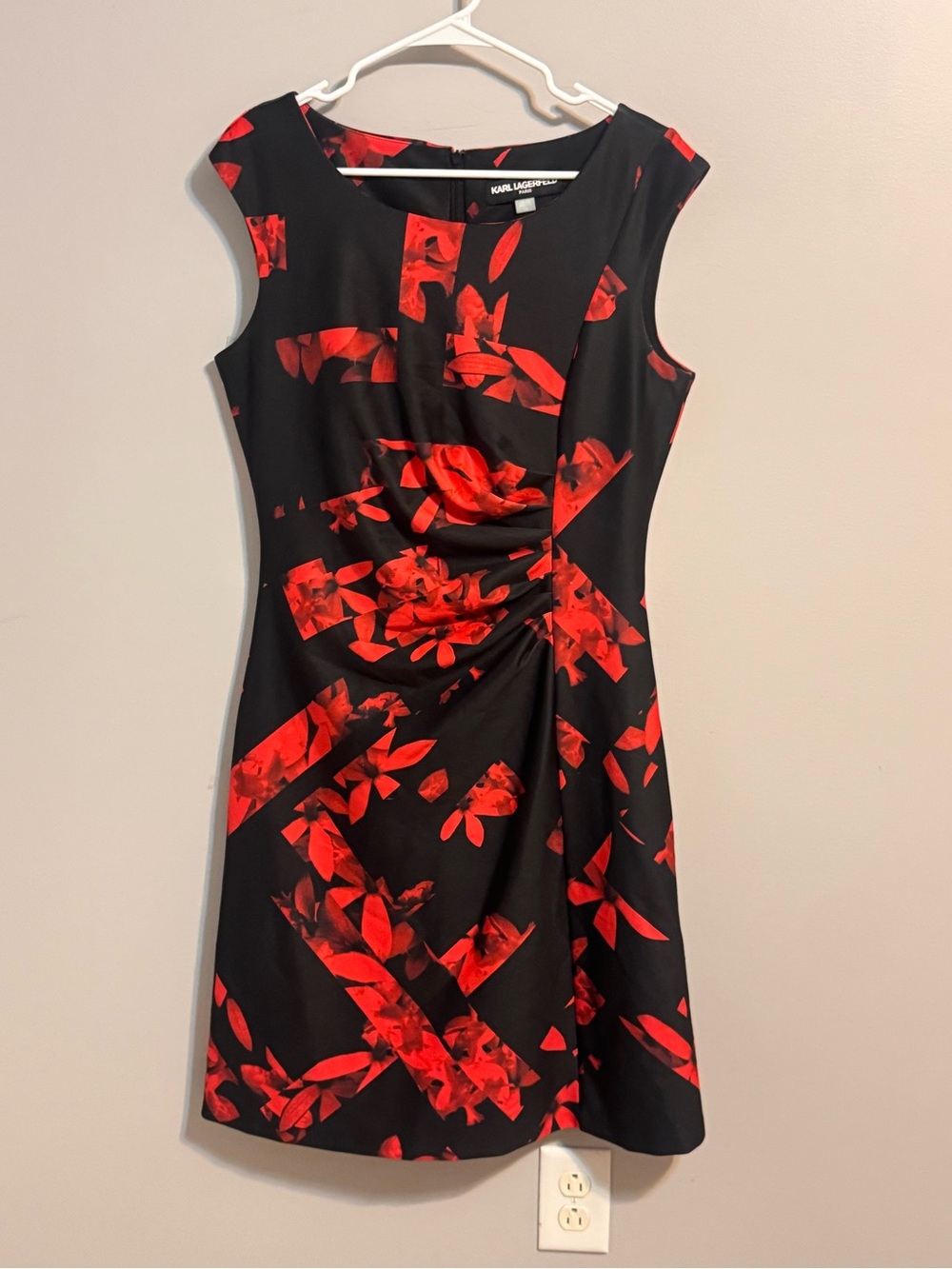 Karl‎ Lagerfeld Black Mini Dress with Red Floral Pattern Womens Cocktail 12